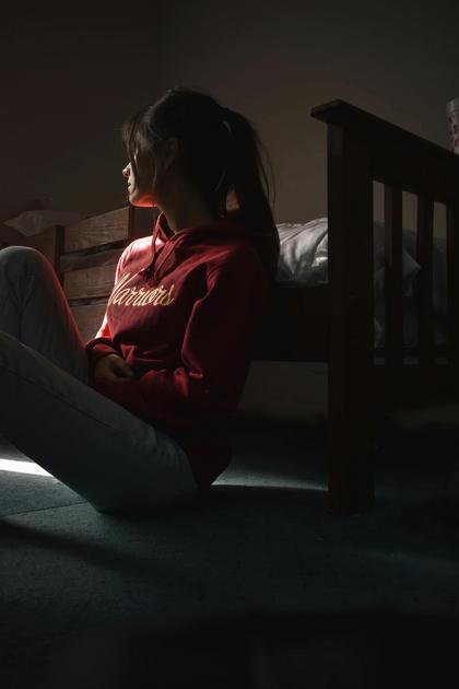 Stress und dünner werdendes Haar bei Frauen: wie man den Kreislauf durchbricht